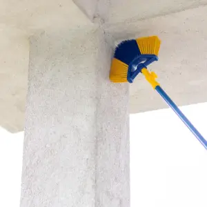 Der Eckenbesen ist bestens geeignet für das Entfernen und Reinigen von Spinnenweben sowie grobem Schmutz in schwer zugänglichen Ecken von Treppenhäusern, Hauseinfahrten und für das Reinigen von Fassaden.