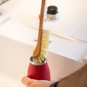Unsere Allzweck/Trinkflaschenbürste aus Agavenblatt-Borste und einem 35 cm Holzkörper. Fürs Reinigen von Trinkflaschen oder im Haushalt wie Küche und Bad.