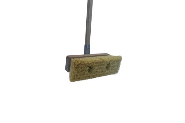Pizzaofenbesen mit Holzkörper, hitzebeständigen Agavenfasern und robustem Stielhalter – inklusive 1,4 m langem Holzstiel für sichere Reinigung.